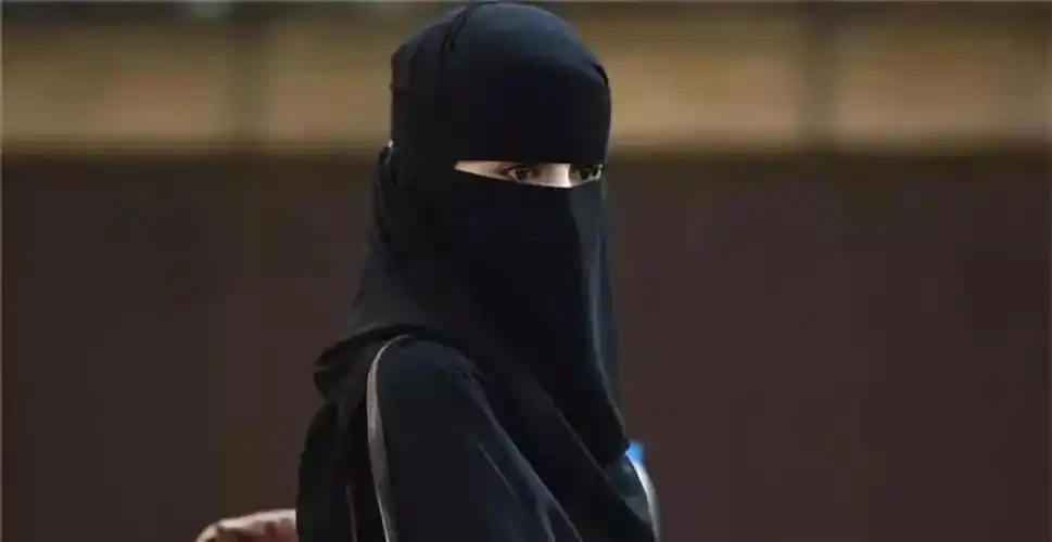 而且还要蒙面,更何况是先知的女儿,阿拉伯市场显然不能接