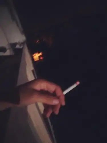 可我睡不着 我想你 狠狠地想 可我知道你该幸福 好了 抽一支烟 晚安