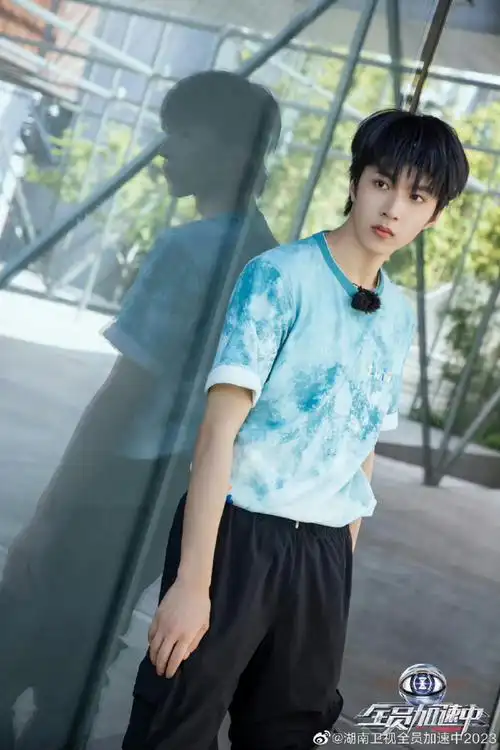 刘耀文说放眼望去尽是绿水青山#蓝衣少年奔跑在绿水青山之中,更是