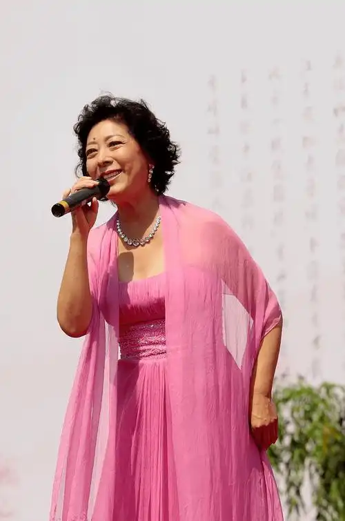 关牧村年龄大了,但气质一点没老,裙装配开衫优雅大气,挺耐看的_魅力