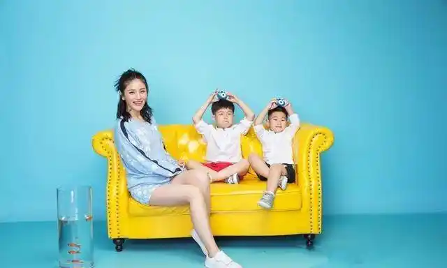 44岁胡可带两儿子拍亲子照安吉变高又变帅满满都是爱