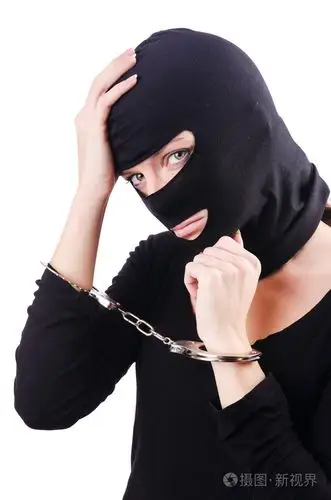 年轻的女罪犯带着手铐