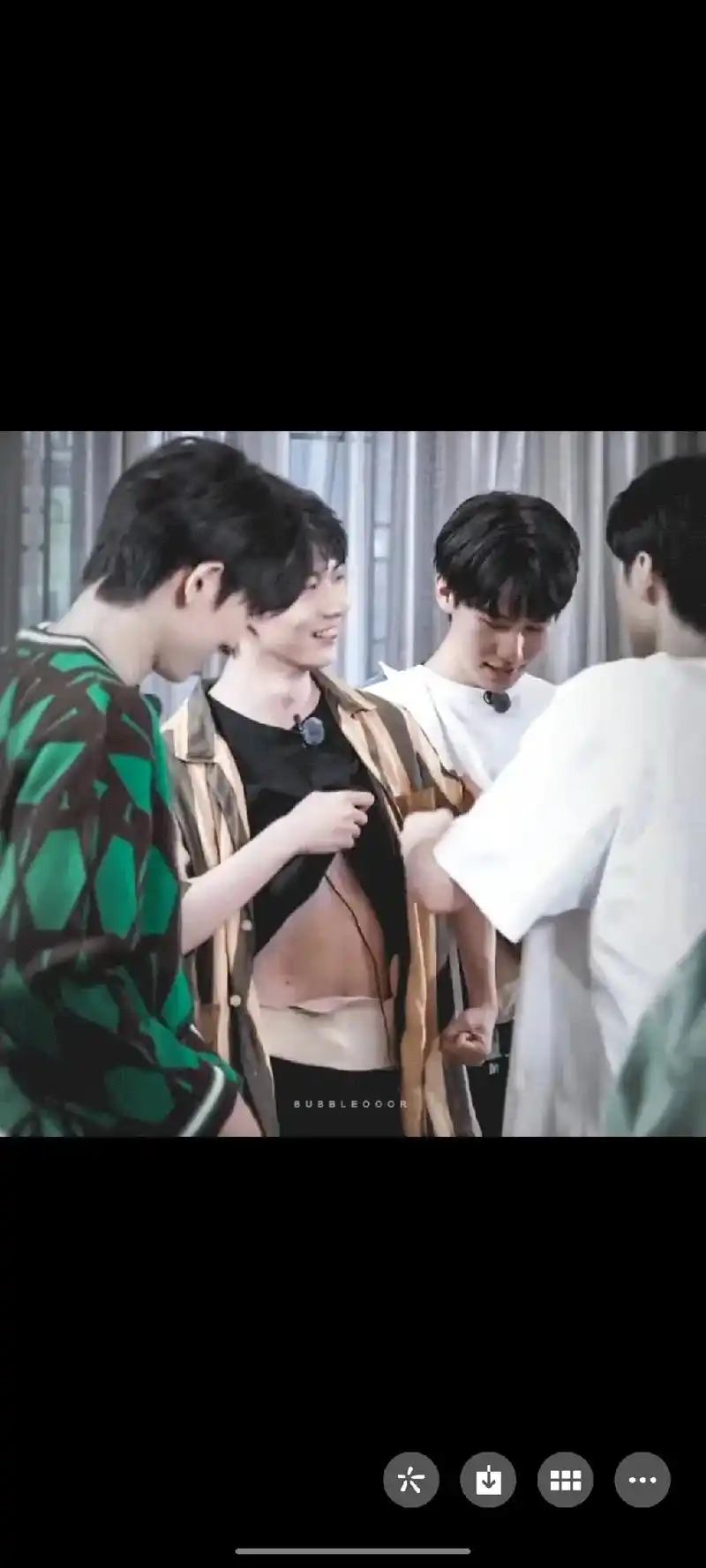 哥酱肚子上有颗痣啊99#马嘉祺 #腹肌 - 抖音