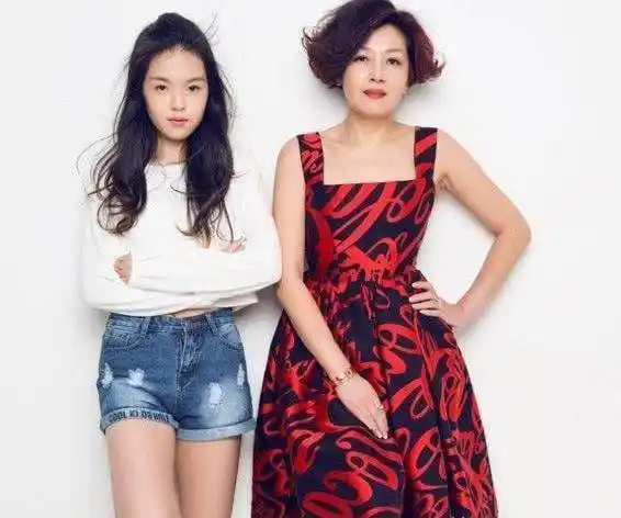 李咏哈文19岁的女儿,晒自拍美照,她不光颜值爆表,还是一位才女_法图麦