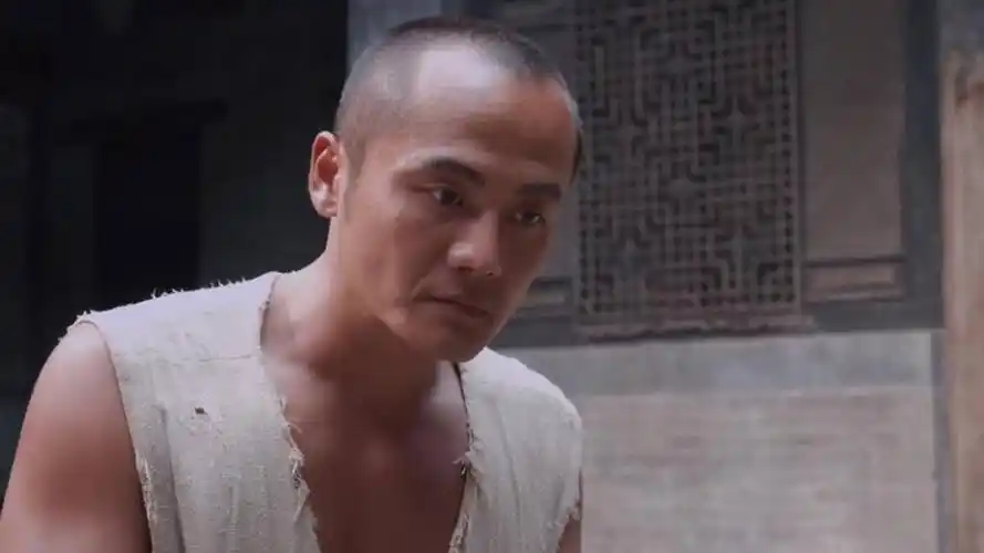 白鹿原黑娃在等人家给他热饭时还把柴给劈了真让人看不明白