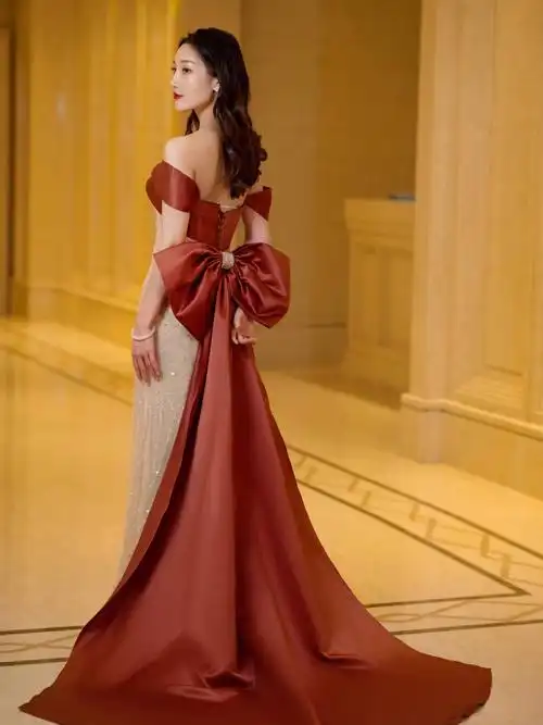 华丽迷人95-蝴蝶结的拖尾设计让高级的礼服增加了少女气息这款超有