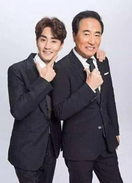 高明与高亮,杜志国与杜淳,张国柱与张震,黄小立与黄磊等,均展现了"子