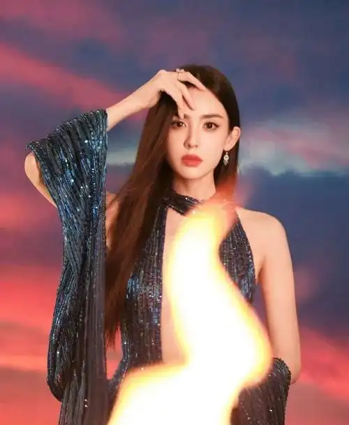 娜扎深v高开叉惊艳全场,烈焰红唇演绎妩媚性感,你怎能错过这场视觉