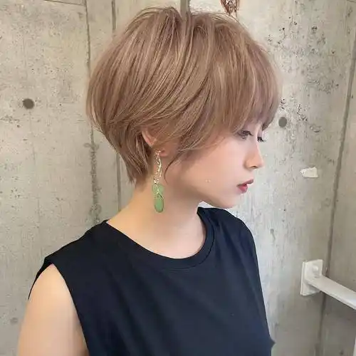 最具人气的女士短发:蓬松瘦脸,层次感满满,剪完显小10岁_头发_发型