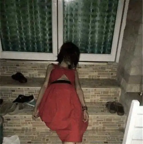 妹子喝醉了被折腾得不成人样醒来后大骂男友变态