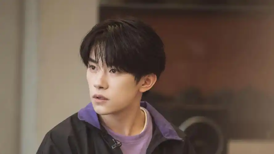 电脑壁纸 明星 大陆明星 易烊千玺紫色拼接运动套装休闲迷人写真