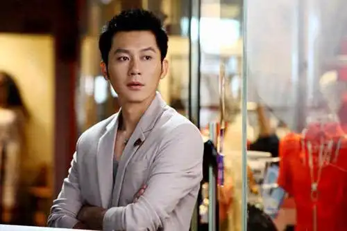 细心的网友还发现,李晨手上无名指上的婚戒已经被他偷偷摘掉了.