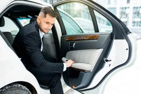 帅哥下车的镜头照片