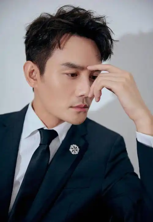 盘点娱乐圈的大龄单身男星,魅力与演技并存,胡歌被催婚上热搜