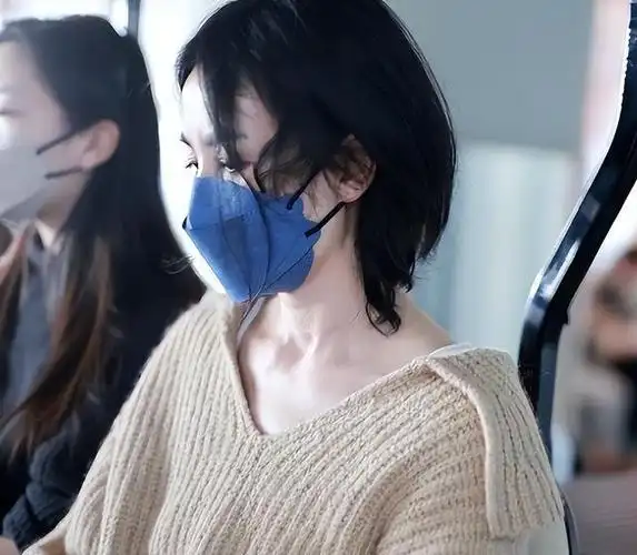 与王菲机场零交流,侧脸兔唇明显,表情