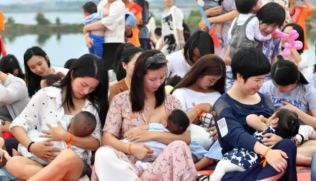 5月20日,近两百个家庭在福州沙滩公园集体"哺乳快闪".