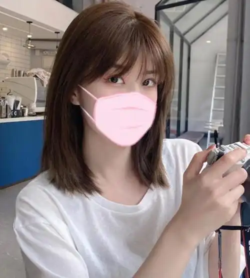 在2021年的时候,完全可以尝试一下哦,这款发型最大的优点就是减龄显