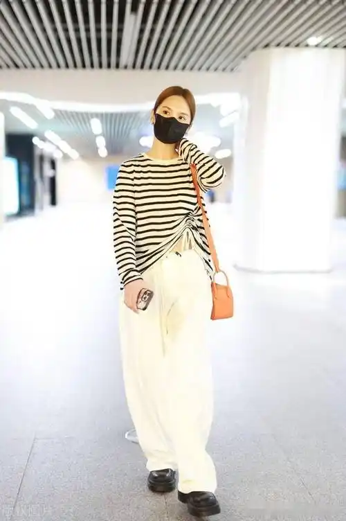 街拍杨丞琳海魂衫长袖t恤白色阔腿裤黑色运动鞋休闲随性