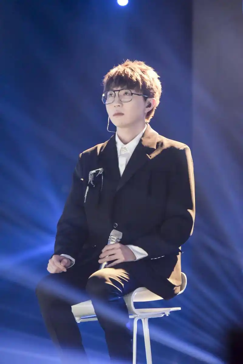 毛不易 分享今日份帅气的@毛不易 毛老师,舞台之上保持热忱,聚光迪侣