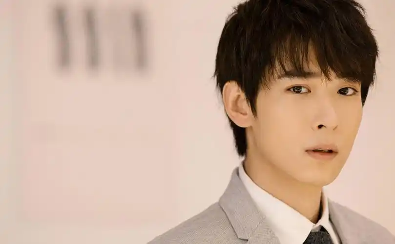 原创他在逆光中告白更新人物关系逐渐显露男女主角再相遇