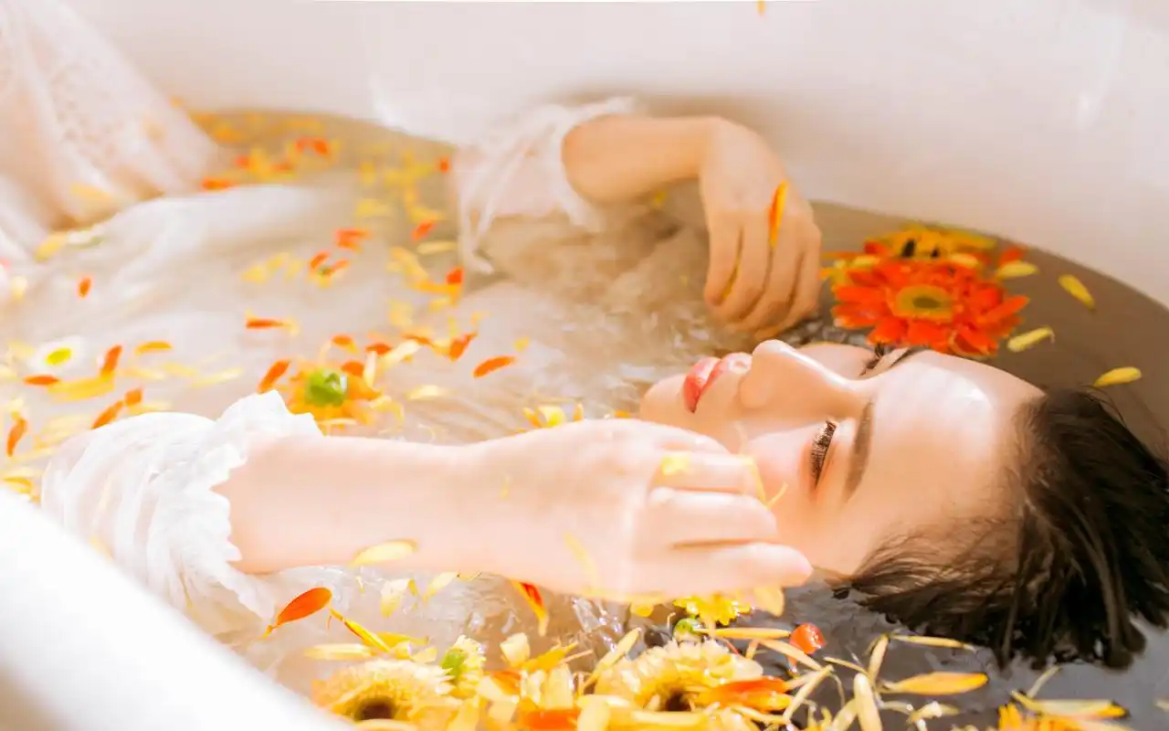 浴缸美女性感湿身诱惑写真高清桌面壁纸