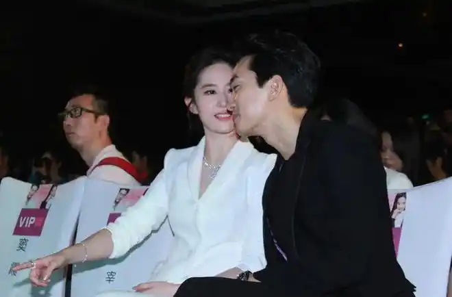 刘亦菲曾轶可登上热搜穿情侣鞋戴同款项链多次约会疑似恋爱