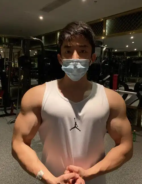 的身材,发达的胸肌和粗壮的手臂力量感满满,诱人的腹肌看起来非常性感