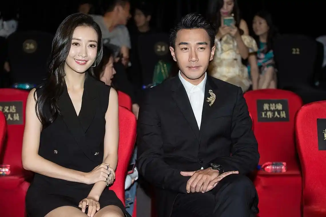 男友和女人车内待3小时 王鸥的男友何九华被拍到深夜和女子在车内厮混