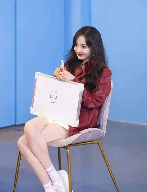 有种坐姿叫杨幂的"鱿鱼坐姿",双腿缠绕在一起,体重过百做不到_造型