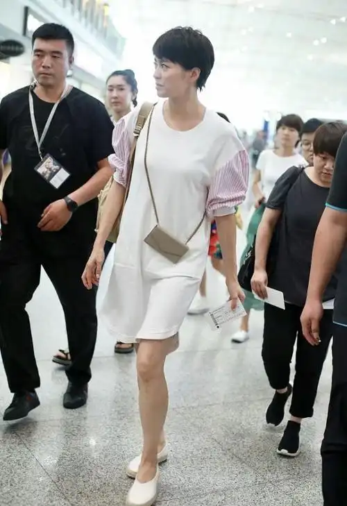 梁咏琪176cm配短发宽肩长腿穿连衣裙这才稍微显点女人味