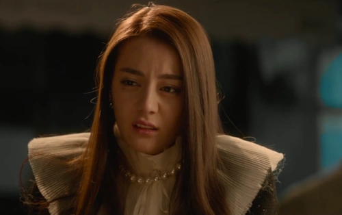 迪丽热巴在《21克拉》中形象是这样的,演技依旧的很棒_新浪看点