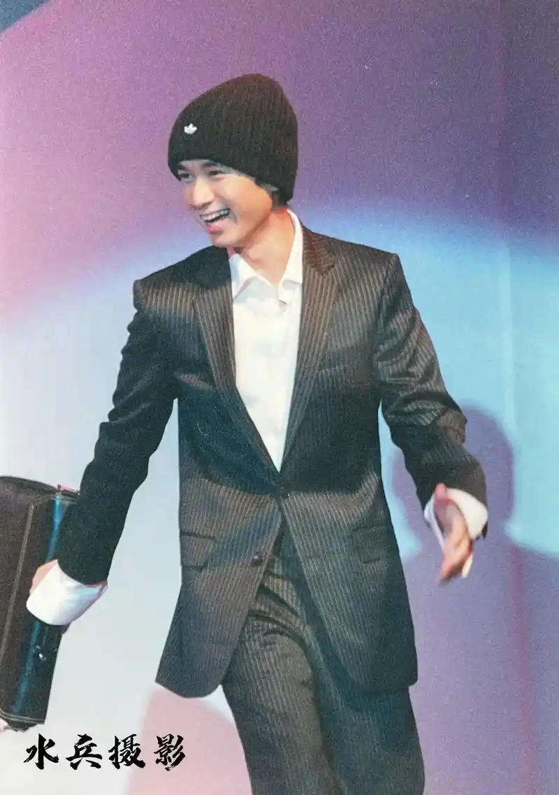 水兵摄影:中国香港男歌手-古巨基.【古巨基简介选自网络】古巨 - 抖音