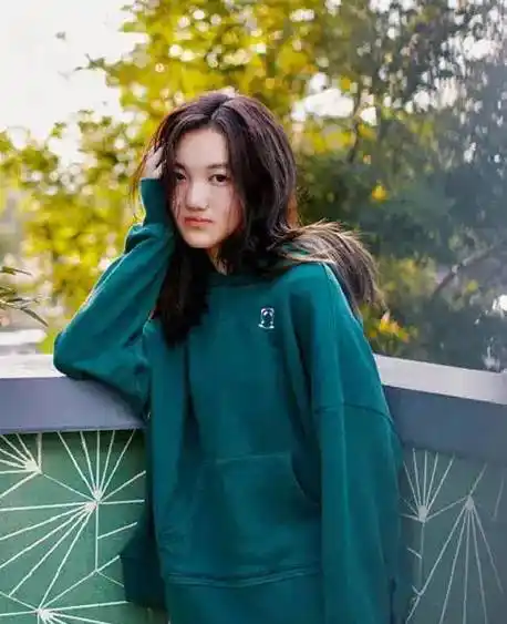 王菲17岁女儿李嫣聚会正脸照曝光化浓妆变化大嘴唇似完全修复