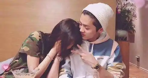 原创关晓彤七夕不跟鹿晗撒糖扎冲天辫捧美食扮萌吃营养餐不浪费