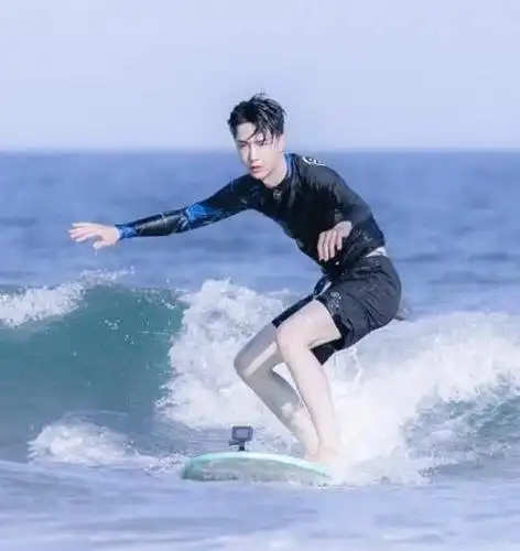王一博冲浪一次成功,运动小天才,这才是他最真的样子