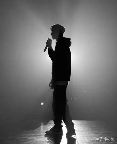 王一博黑白风的照片有哪些?