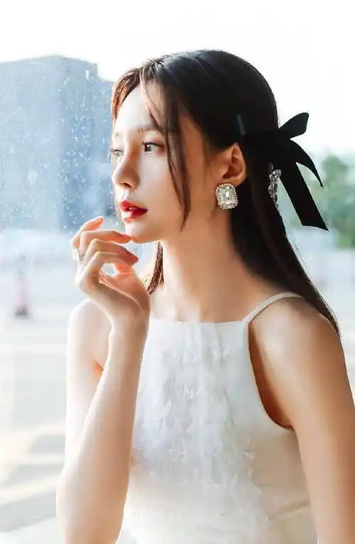 原创1米71沈梦辰又高又瘦穿白色吊带裙出镜肤色黑也很养眼