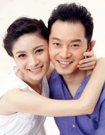 戏外的沙溢早已娶妻生子,妻子是同为演员的胡可,年轻时的胡可样貌出众