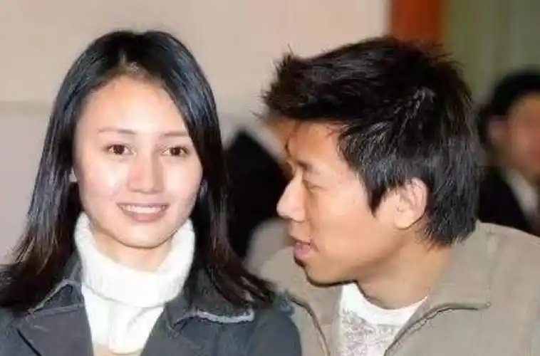 回顾袁泉和夏雨苦恋8年婚后帮丈夫解开心结养育11个孩子也幸福