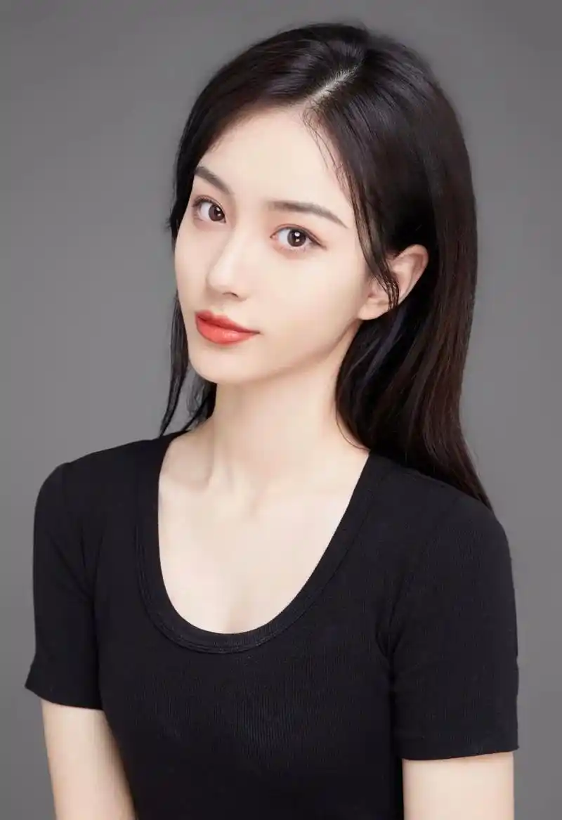 王梓莼,长相优雅甜美的素人校花