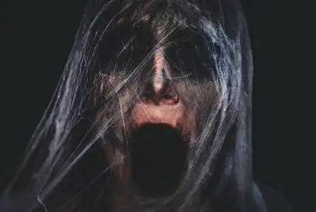 万圣节幽灵生物肖像与复制空间照片