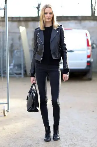 女生皮衣怎么搭配?