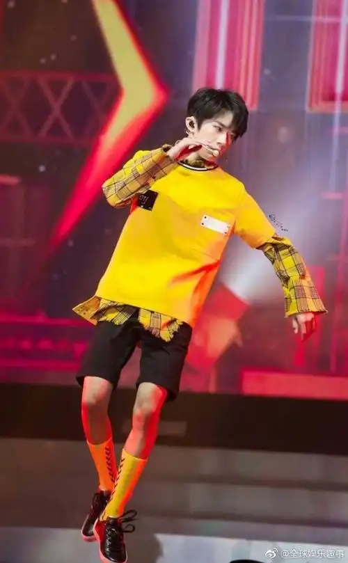 有一种时尚,叫易烊千玺跟他的七彩长筒袜