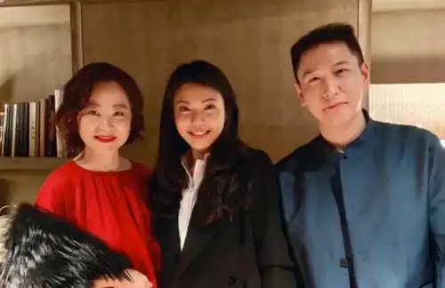 汤珈铖则与这位网传正牌女友一起与林青霞亲密合影.