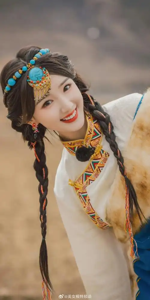 毛晓彤娇俏迷人的长辫子