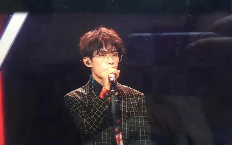 fall 易烊千玺 太绝了,戴眼镜太好看了