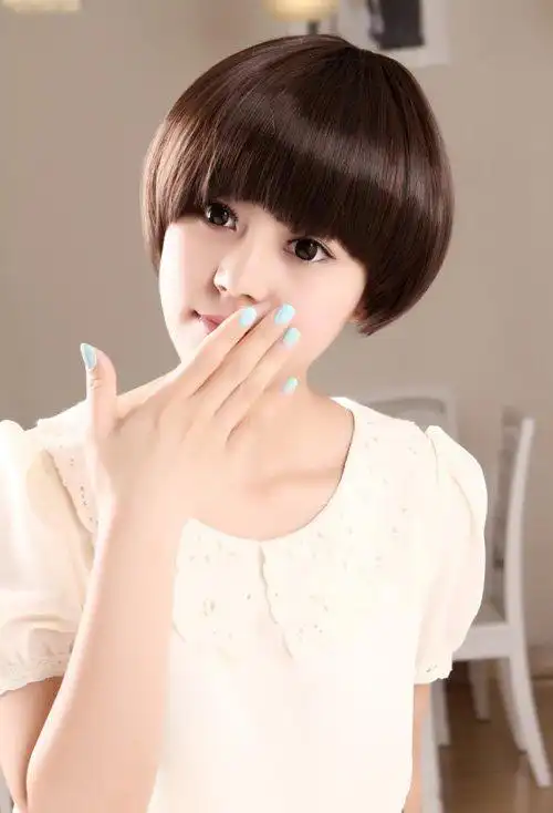 的梳发,给人带来独特美的女生卷头发,依旧对蘑菇头发型充满新颖度的你