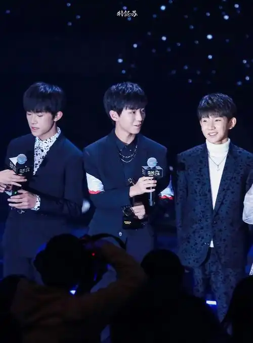 tfboys 170116 微博之夜【萤火微亮,聚光为芒,三人,则成王.】