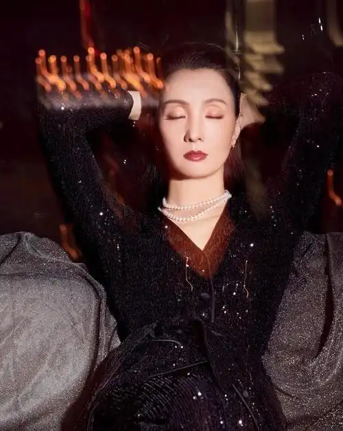 小陶虹穿运动装秀一字马48岁依然好身材太令人羡慕