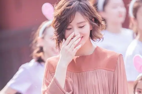 刘诗诗剪短发真好看 最新街拍照被兔子耳朵包围画面温馨